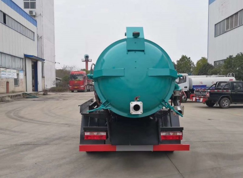 東風(fēng)多利卡5方吸污車