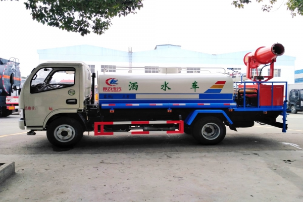 東風(fēng)小多利卡綠化噴灑車(4.5立方、30米霧炮機(jī))圖片