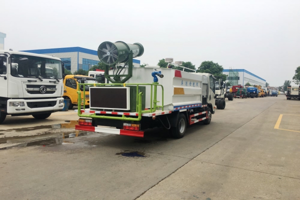 大運多功能抑塵車(5噸、30米霧炮機(jī))圖片