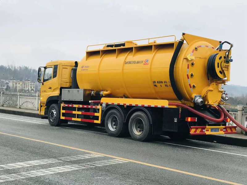 東風(fēng)天龍清洗吸污車圖片