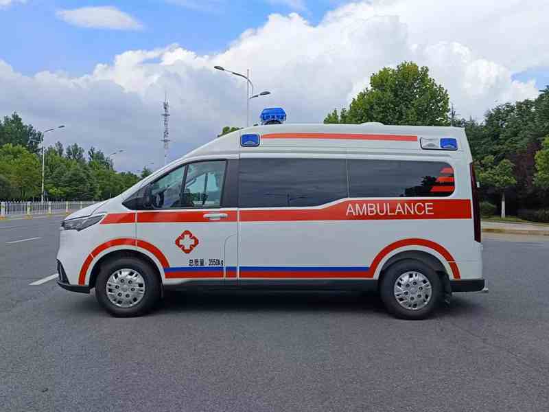 大通V70中軸中頂救護車圖片